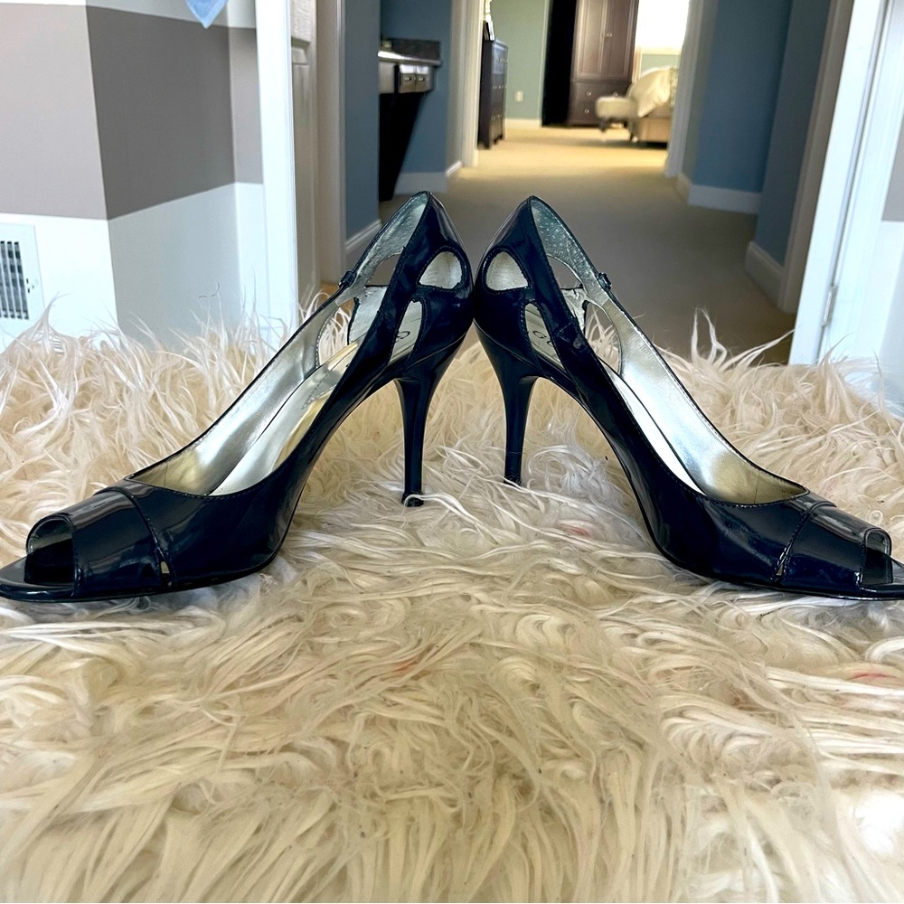 Navy patent peep toe pumps by Guess. Size 7.5